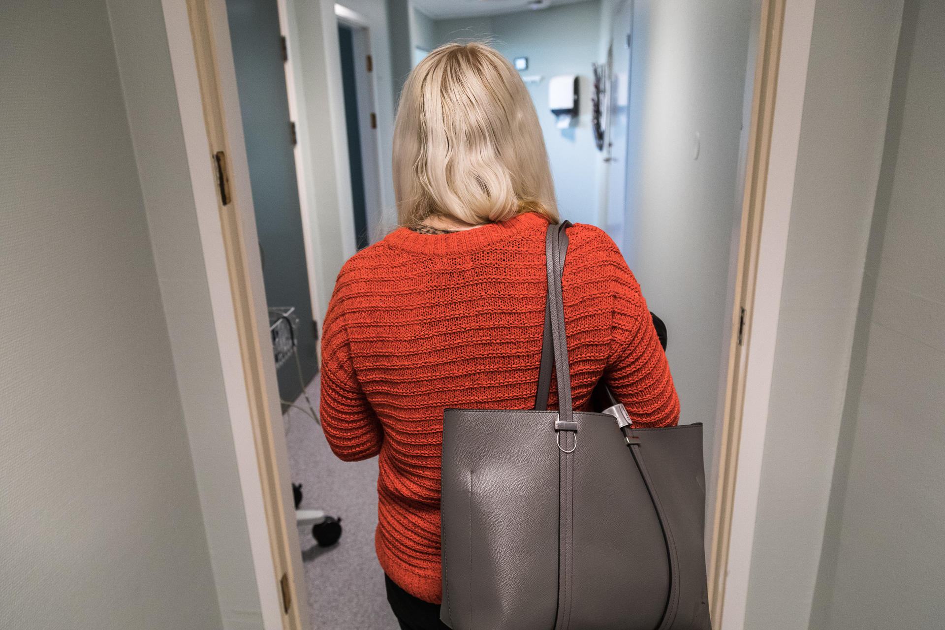 Her er "Anja" på vei til heroinassistert behandling ved HAB-klinikken i Bergen i mai 2022.  Foto: Otto von Münchow